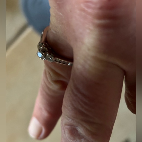 14K White Gold Diamond Ring
Size 9.5 with white gold ring guard - Picture 10 of 12